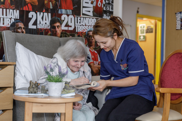 Resident doing puzzle with HCSW