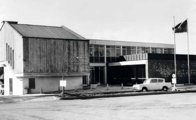 Ty Maeth black and white