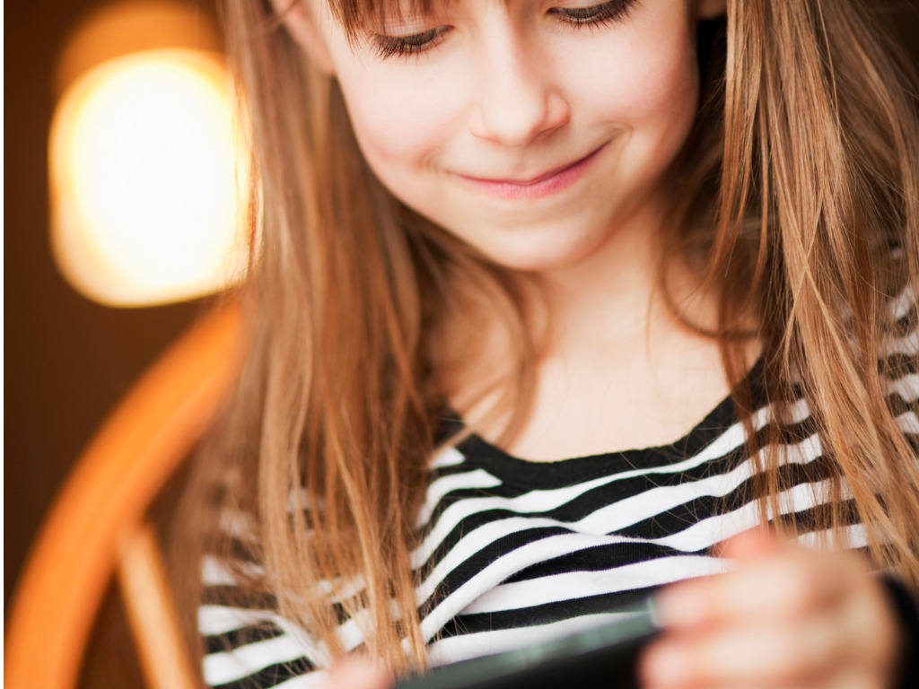 little-girl-playing-with-the-smart-phone