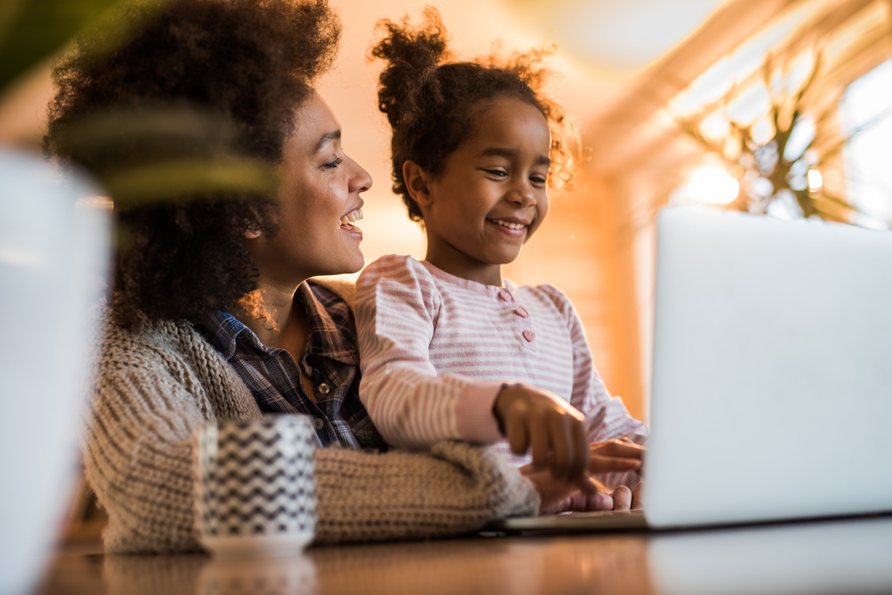 mom with daughter and laptop