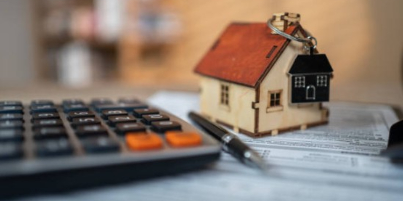 house keyring and calculator symbolising mortgage 800x400 house keyring and calculator symbolising mortgage 800x400