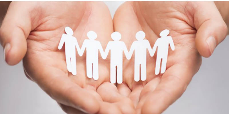 safeguarding paperchain in hands 800x400 safeguarding paperchain in hands 800x400
