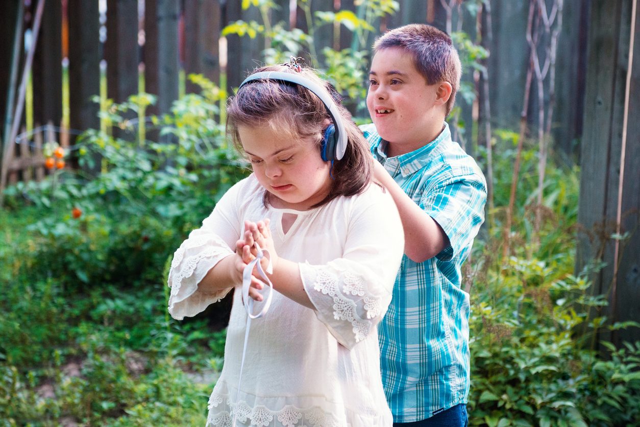 syblings-with-downs-syndrom-playing