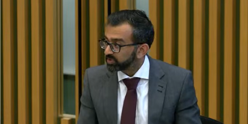 Image of London Assembly member Krupesh Hirani speaking 