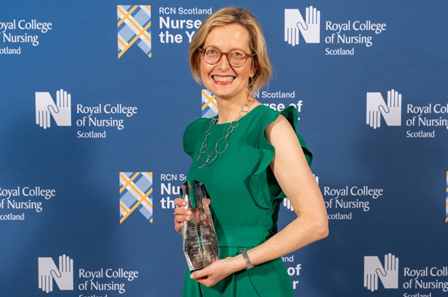 Kath Williamson with her RCN award