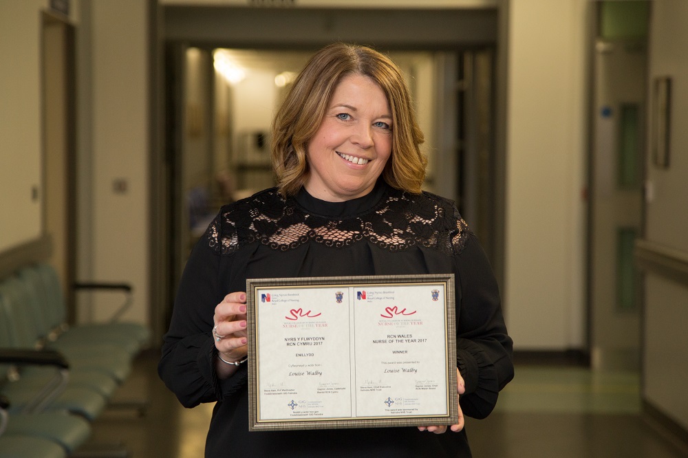 Louise with her RCN Wales Nurse of the Year award